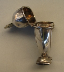 silver hovedvandsg (pomander, vinaigrette, spice box)