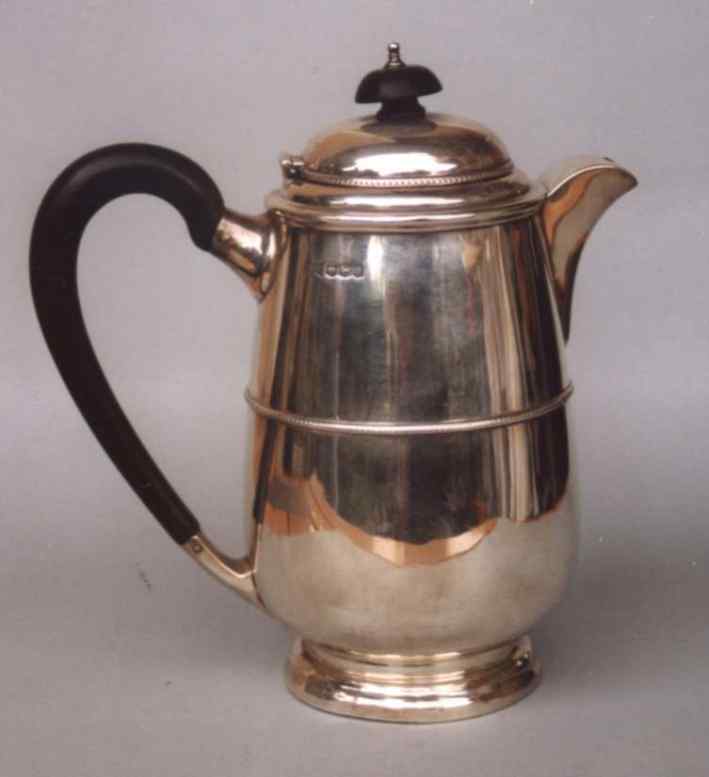 Walker&Hall
English
antique silver
coffee pot