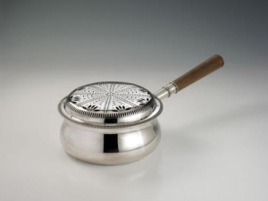 silver bed warmer of circular shape with turned wood handle. Plain body and pierced lid. Milan, about 1820