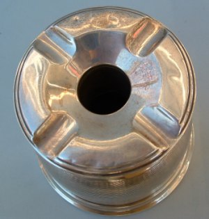English silver
ash container
(ashtray)