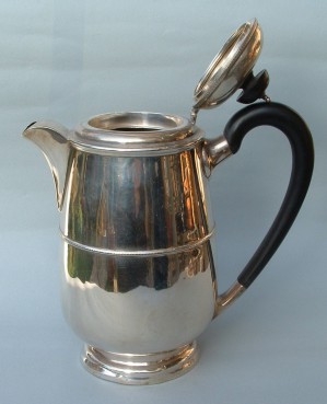 Walker&Hall
English
antique silver
coffee pot