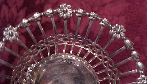 Mappin & Web
silver
pierced basket
raised flower blossoms
around the top