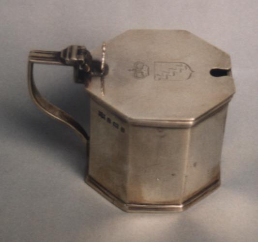antique silver
English
mustard pot