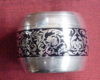 Continental
antique silver
napkin ring