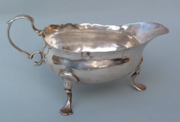 George III
antique silver
sauceboat